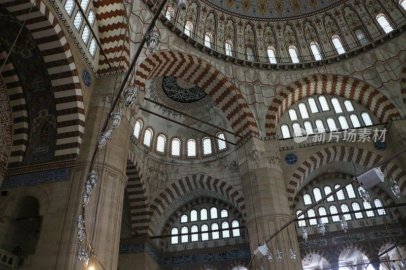 Edirne Selimiye清真寺天花板，圆柱，圆顶和墙壁细节，穹顶上有阿拉伯文字